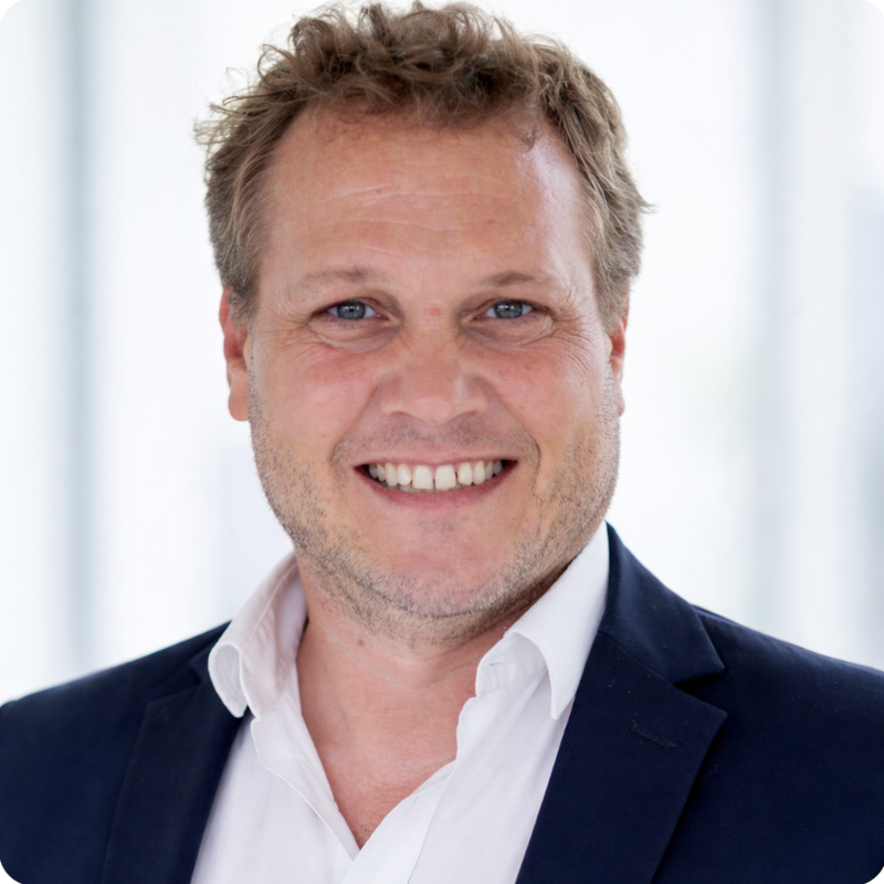 Portrait professionnel et souriant de Frédéric Sartorelli, Directeur Associé d'AXDEV en Occitanie.